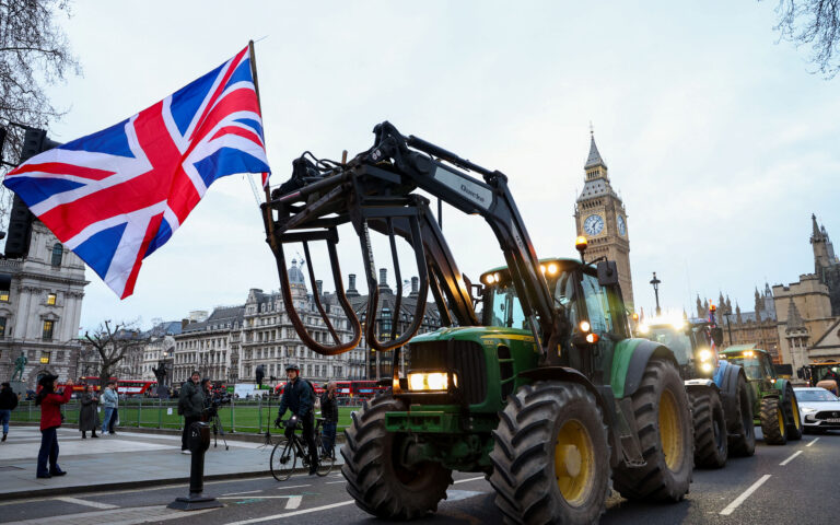 Λονδίνο: Αγρότες με τρακτέρ διαδήλωσαν έξω από το κοινοβούλιο