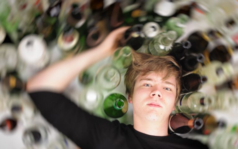 «Καμπανάκι» ΠΟΥ για αλκοόλ και άτμισμα στους εφήβους