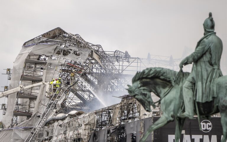 Γιατί καίγονται ιστορικά κτίρια στην Ευρώπη