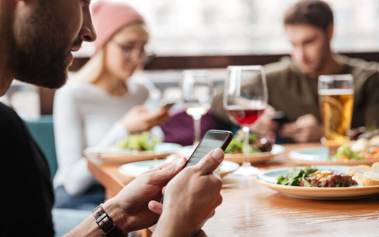 Ιταλία: Εστιατόριο κερνάει κρασί όσους αποχωρίζονται τα κινητά τους