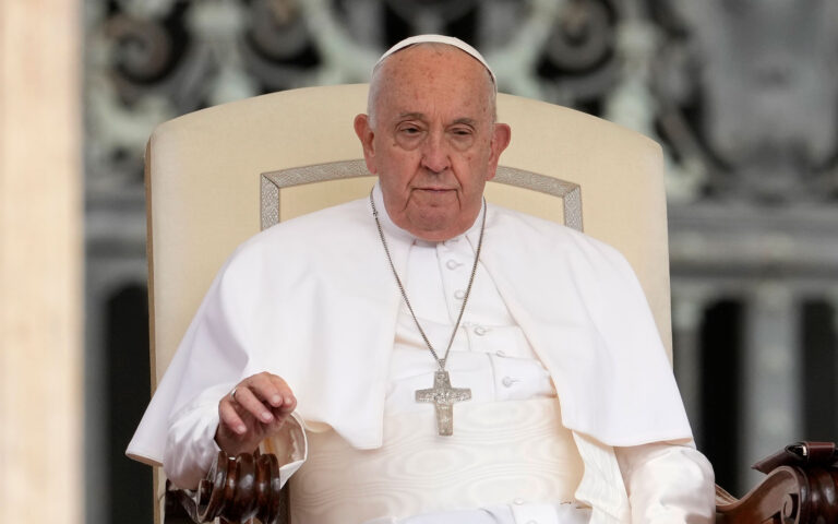 Ο Πάπας Φραγκίσκος ζητά συγγνώμη από τη ΛΟΑΤΚΙ κοινότητα