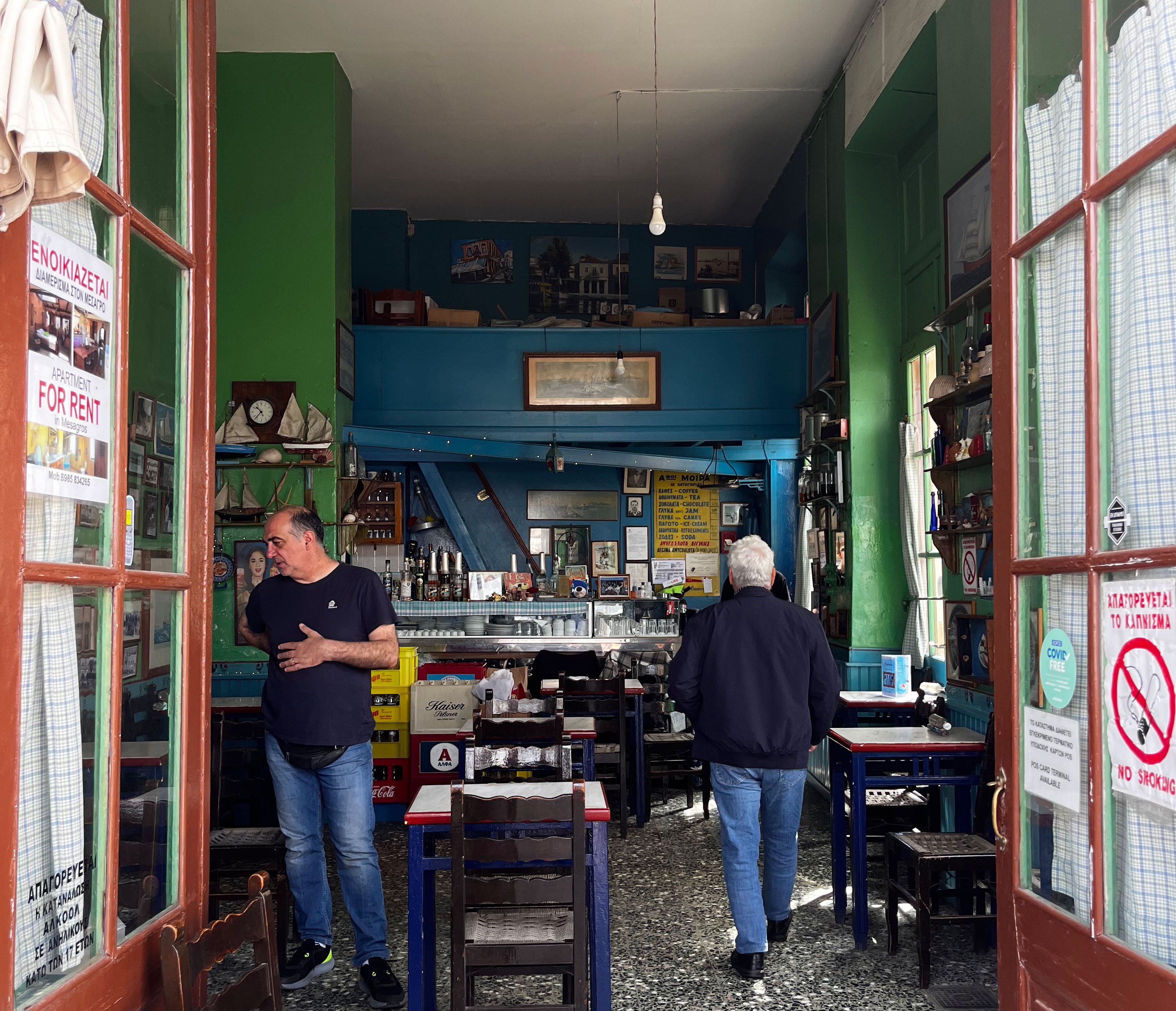 Ενας ιστορικός καφενές στην Αίγινα-2