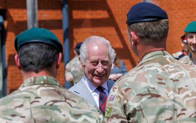 Βασιλιάς Κάρολος: Επίσκεψη σε στρατιωτική σχολή – «Μου επέτρεψαν να βγω από το κλουβί»