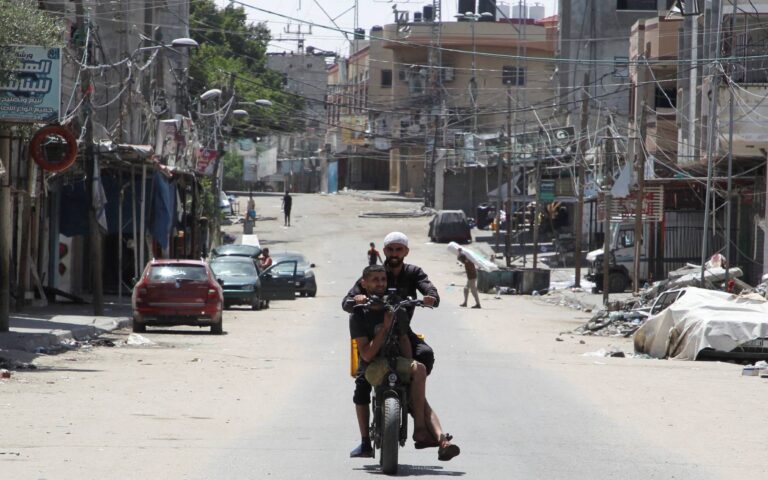 Συνεχίζονται οι βομβαρδισμοί σε όλη τη Γάζα – «Πόλη φάντασμα» η Ράφα
