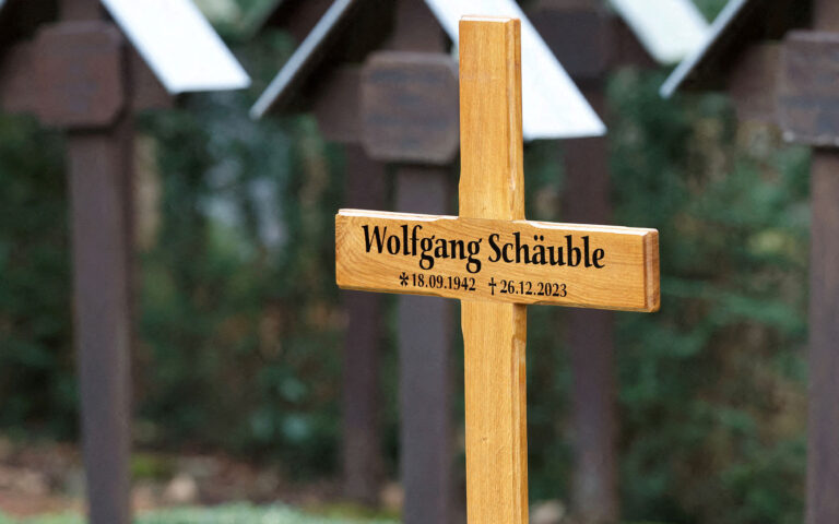 Γερμανία: Στόχος βανδαλισμού το μνήμα του Βόλφγκανγκ Σόιμπλε