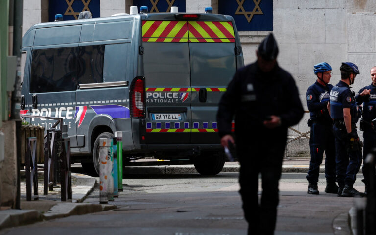 Γαλλία: Αστυνομικοί σκότωσαν άνδρα που προσπάθησε να πυρπολήσει συναγωγή