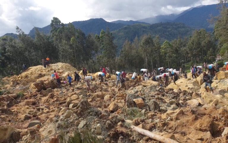 Παπούα Νέα Γουινέα: Ανασύρθηκαν τρεις νεκροί μετά την κατολίσθηση – Φόβοι για εκατοντάδες θύματα
