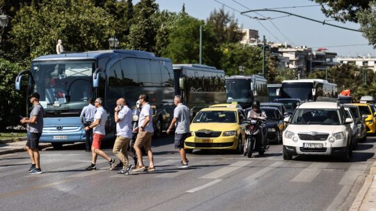 Αθήνα: Το κέντρο ασφυκτιά από τα τουριστικά λεωφορεία – Το πρόβλημα και οι λύσεις που προτείνουν οι ειδικοί