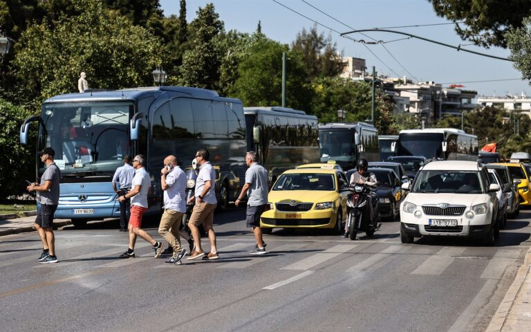 Αθήνα: Το κέντρο ασφυκτιά από τα τουριστικά λεωφορεία – Το πρόβλημα και οι λύσεις που προτείνουν οι ειδικοί