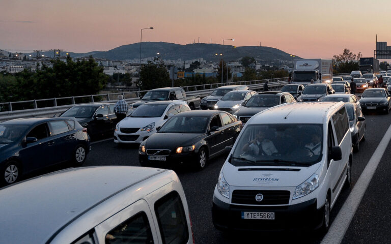 Πάσχα: 84.000 οχήματα έφυγαν από την Αττική σε 12 ώρες