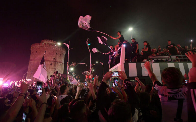 Ολονύχτιο πάρτι στον Λευκό Πύργο για τον πρωταθλητή ΠΑΟΚ (εικόνες και βίντεο)