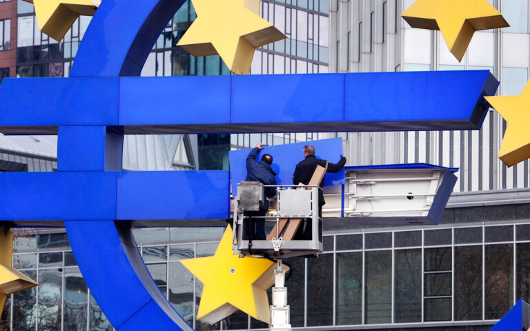 Αργά αλλά σταθερά η Ευρωζώνη ανακάμπτει