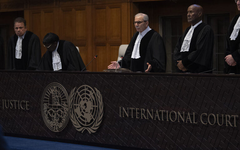 Το Διεθνές Δικαστήριο έδωσε εντολή στο Ισραήλ να σταματήσει την επίθεση στη Ράφα