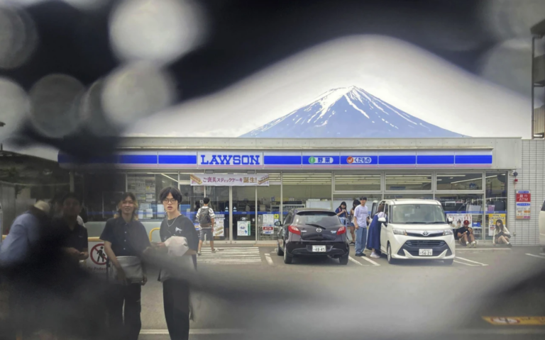 Ιαπωνία: Απτόητοι τουρίστες ανοίγουν τρύπες σε φράχτη για λίγη θέα του Φούτζι