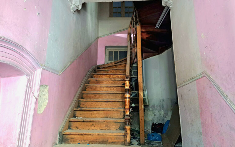 Μία σκάλα και ένα τοίχος ροζ στο Κουκάκι