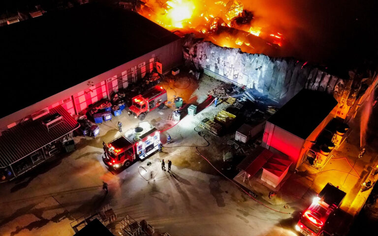 Λαμία: Από πρόθεση η φωτιά στο εργοστάσιο τροφίμων, λέει η Πυροσβεστική