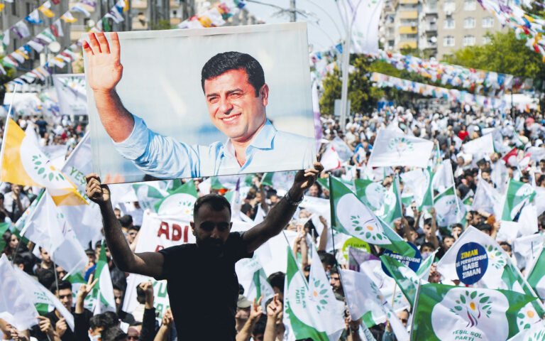 Τουρκία: Κάθειρξη 42 ετών στον Κούρδο ηγέτη του HDP Ντεμιρτάς
