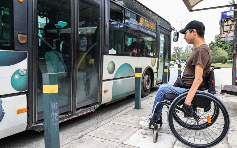 Λεωφορεία: Χώροι αναμονής που έγιναν της υπομονής – Η «Κ» καταγράφει την οδύσσεια των επιβατών