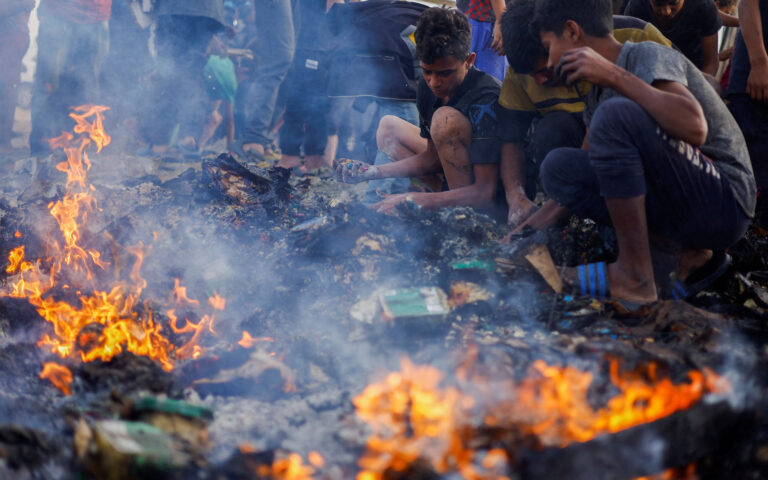 Χτύπημα στη Ράφα: «Οι μαζικοί θάνατοι οφείλονται σε πυρκαγιά», λέει το Ισραήλ
