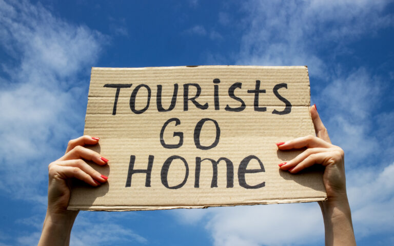 Από την Ιμπιζα μέχρι τη Νέα Ζηλανδία: Λίστες με ανεπιθύμητους τουρίστες