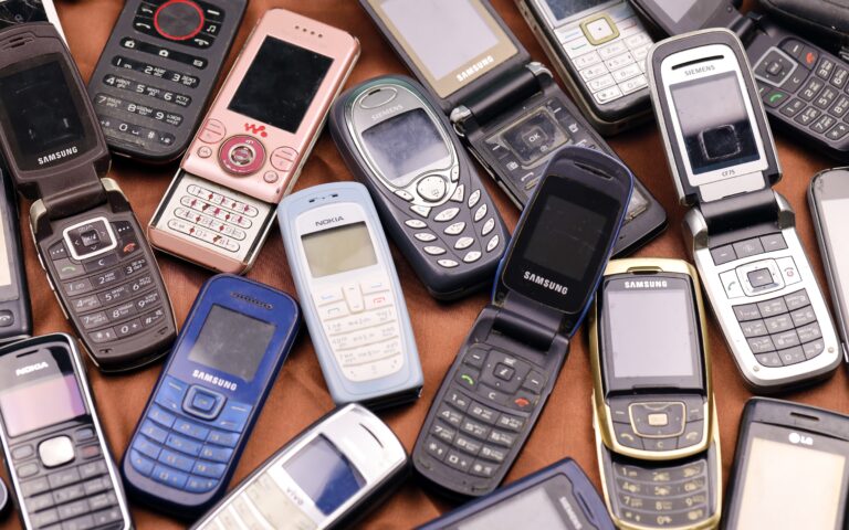 «Χαζά» τηλέφωνα: Καταναλωτές ζητούν την επιστροφή τους, αλλά οι κολοσσοί διαφωνούν