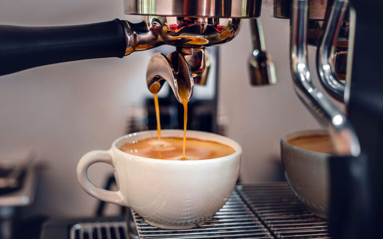 Σταθερό ΦΠΑ 13% στον καφέ ζητά η εστίαση – «Θα ενισχυθεί η ακρίβεια»