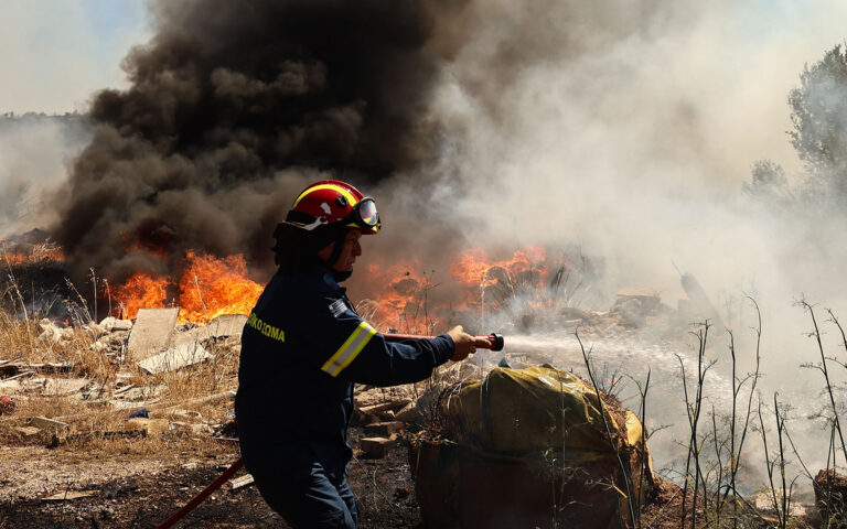 Μάχη με τις φλόγες σε Αττική, Αργολίδα, Θεσσαλονίκη και Μαγνησία – Μπαράζ «112»