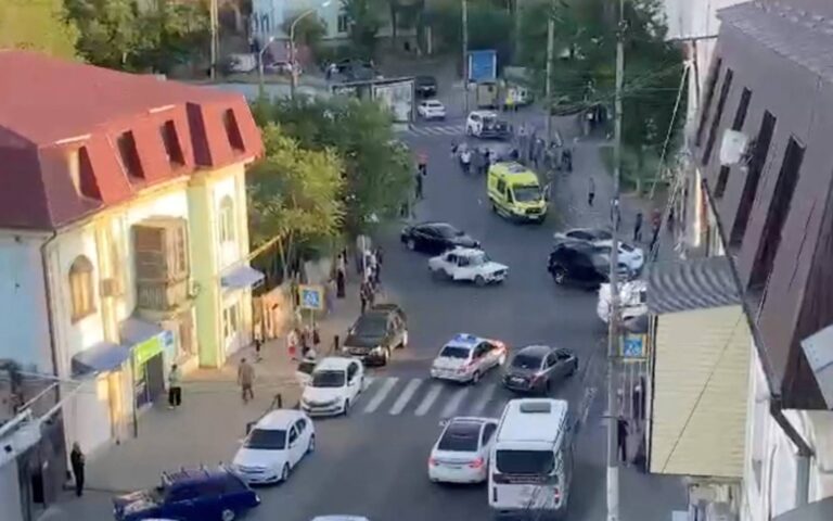 Ρωσία: Τέσσερις πολίτες μεταξύ των νεκρών – Εξουδετερώθηκαν πέντε δράστες (βίντεο)