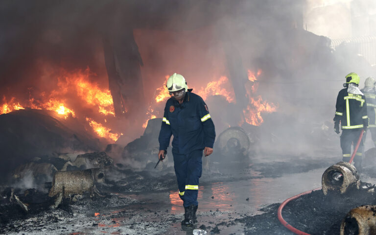 Κηφισιά: Εικόνες από τη φωτιά στο εργοστάσιο