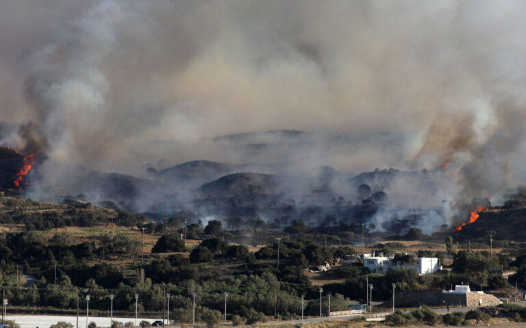 Φωτιά στη Μήλο: Οι φλόγες κοντά στο αεροδρόμιο του νησιού – Μήνυμα από το 112