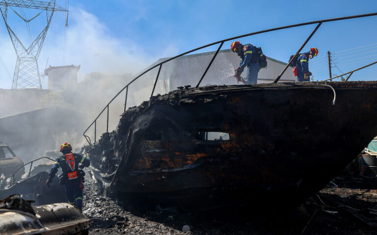 Φωτιά στο Κορωπί:  Στα σπίτια οι φλόγες, ζημιές σε επιχειρήσεις