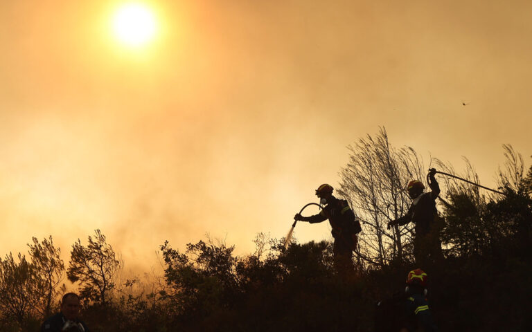 Πυρκαγιές: Μάχη με τις αναζωπυρώσεις στην Κερατέα – Χωρίς ενεργό μέτωπο η Σταμάτα