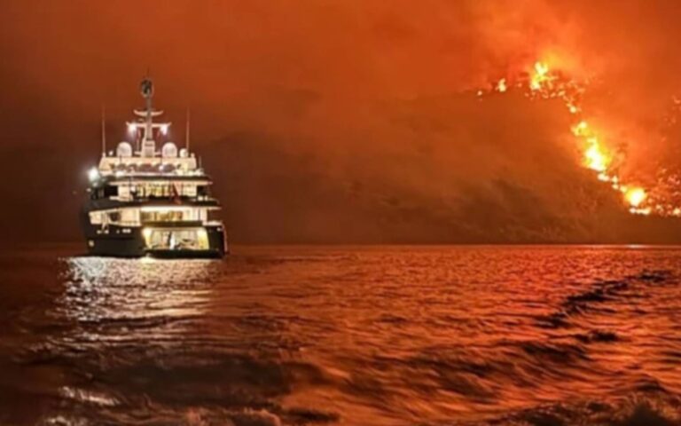 Φωτιά στην Υδρα: «Κανείς δεν έκανε χρήση βεγγαλικών στο σκάφος»