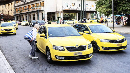 Οι οδηγοί ταξί βάζουν «φίλτρα» στις κούρσες – Προτιμούν τουρίστες και μακρινές διαδρομές
