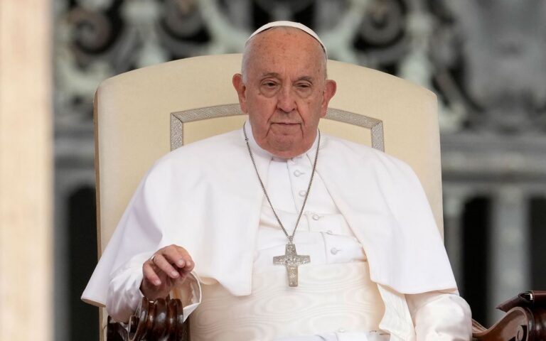 Βατικανό: Ο Πάπας αναφέρθηκε στο θέμα της ομοφυλοφιλίας και των ιερατικών σχολών