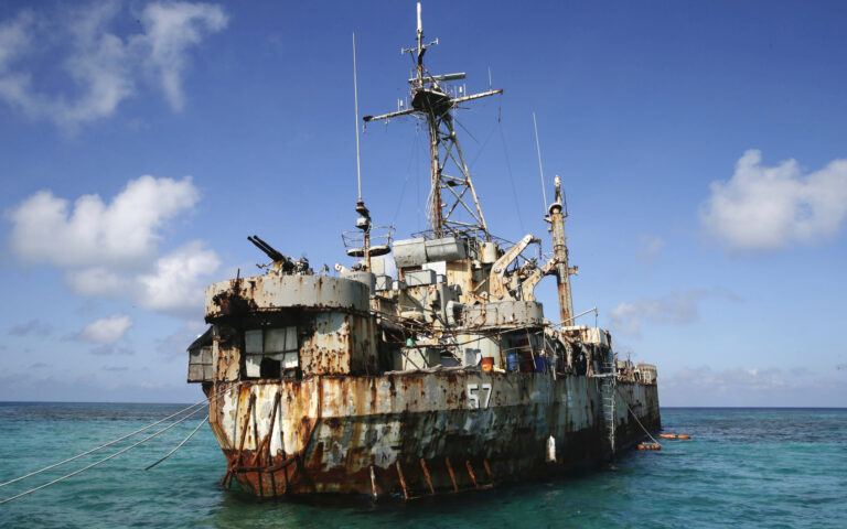 Ενα πλοίο-φάντασμα προκαλεί φουρτούνες στην Ασία