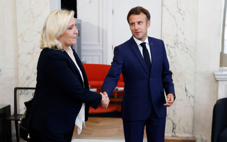 Η Γαλλία αντιμέτωπη με τον κίνδυνο της ακυβερνησίας