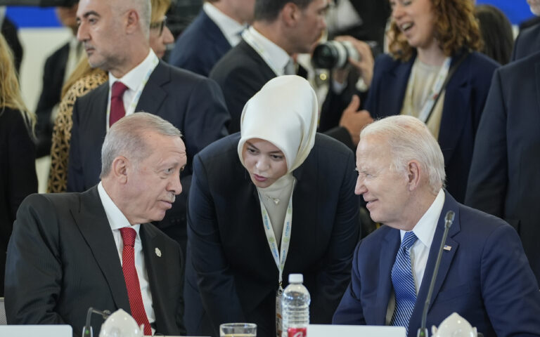 Σύντομη συνομιλία Ερντογάν με Μπάιντεν στη σύνοδο της G7