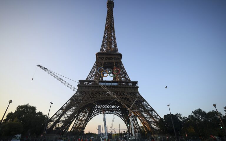 Παρίσι 2024: Οι ολυμπιακοί κύκλοι κοσμούν πλέον τον Πύργο του Αϊφελ (εικόνες)