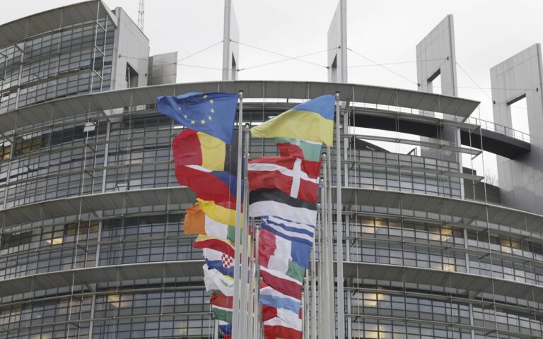 Ευρωεκλογές: Νέα πρόβλεψη σύνθεσης του ΕΚ – Οι όροι συνεργασίας ΕΛΚ, Σοσιαλιστών και Φιλελευθέρων
