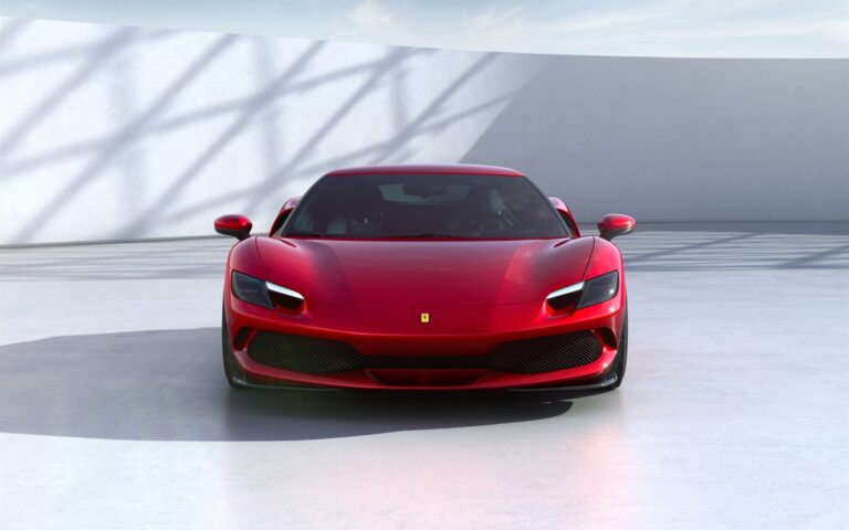 Και η ιταλική Ferrari μπαίνει στην… πρίζα από το 2025