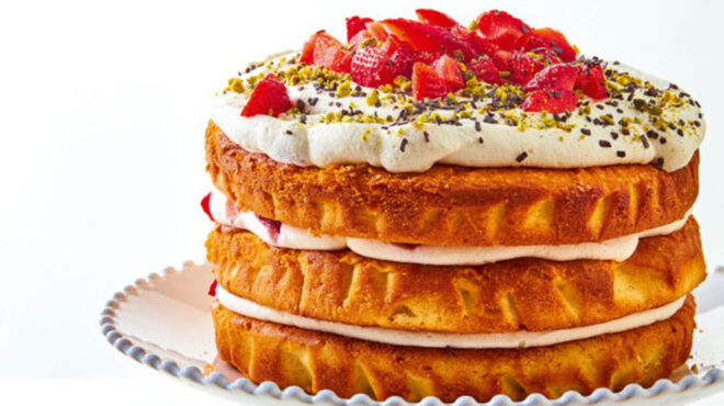 κέικ-βανίλιας-με-φράουλες-και-κρέμα-τυ-563056618