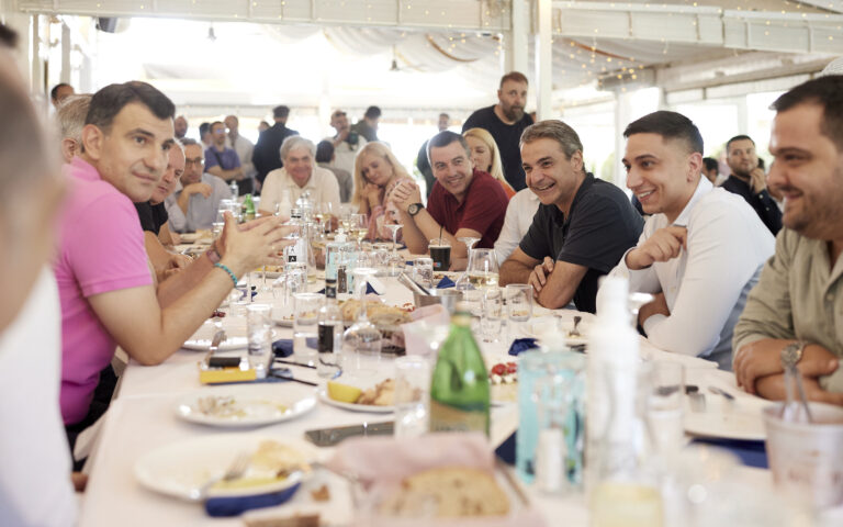 Μητσοτάκης: «Εχω πρόβλεψη, αλλά δεν τη λέω» – Με χαλαρή διάθεση στο γεύμα με τους δημοσιογράφους ο Πρωθυπουργός