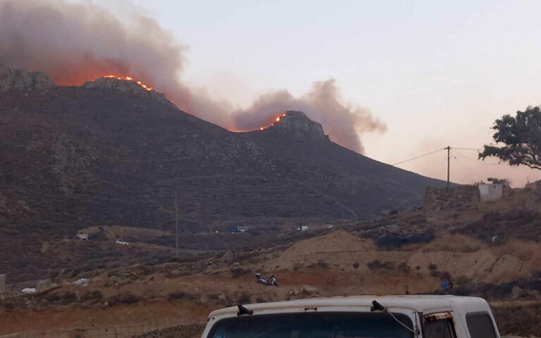 Σέριφος: «Δύσκολη η φωτιά» – Μηνύματα μέσω 112 για εκκένωση περιοχών