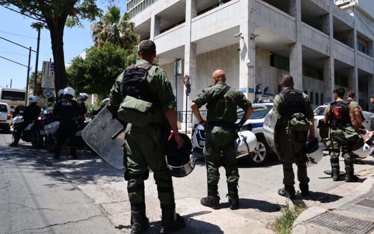 Βαριές κατηγορίες στους συλληφθέντες για τα επεισόδια έξω από το γήπεδο του Παναθηναϊκού