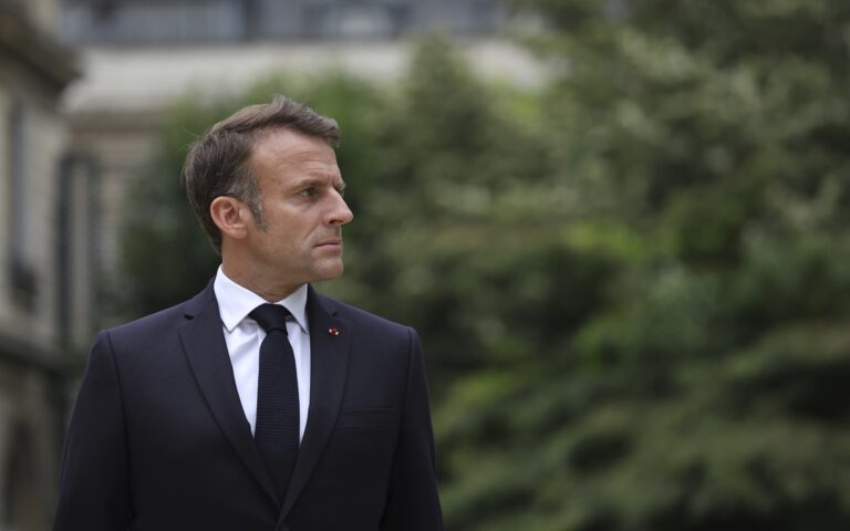 Γαλλία: Δεν θα κυβερνήσει με τον Μελανσόν, δηλώνει ο Μακρόν – Ο «Γάλλος Μέρντοχ» που στήριξε τη Λεπέν