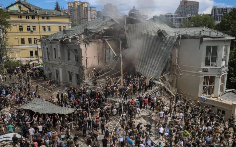 Κρεμλίνο: Από «αντιπυραυλικά πυρά» επλήγη το νοσοκομείο παίδων στο Κίεβο