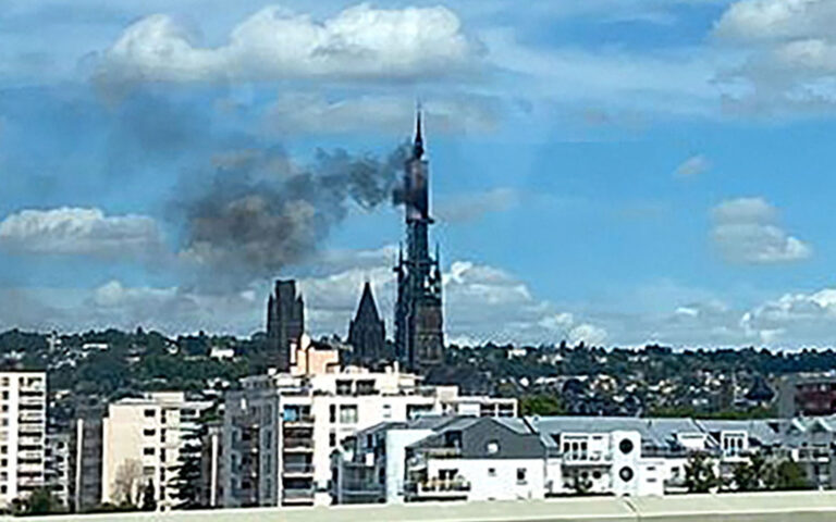 Γαλλία: Υπό έλεγχο η πυρκαγιά στον καθεδρικό ναό της Ρουέν (βίντεο)