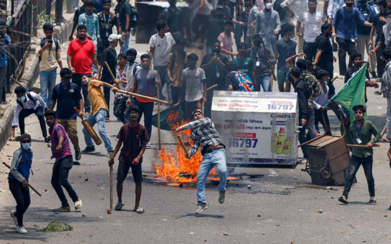 Σε κλοιό βίας το Μπαγκλαντές: Δεκάδες νεκροί – Στις φλόγες τα κεντρικά της δημόσιας τηλεόρασης