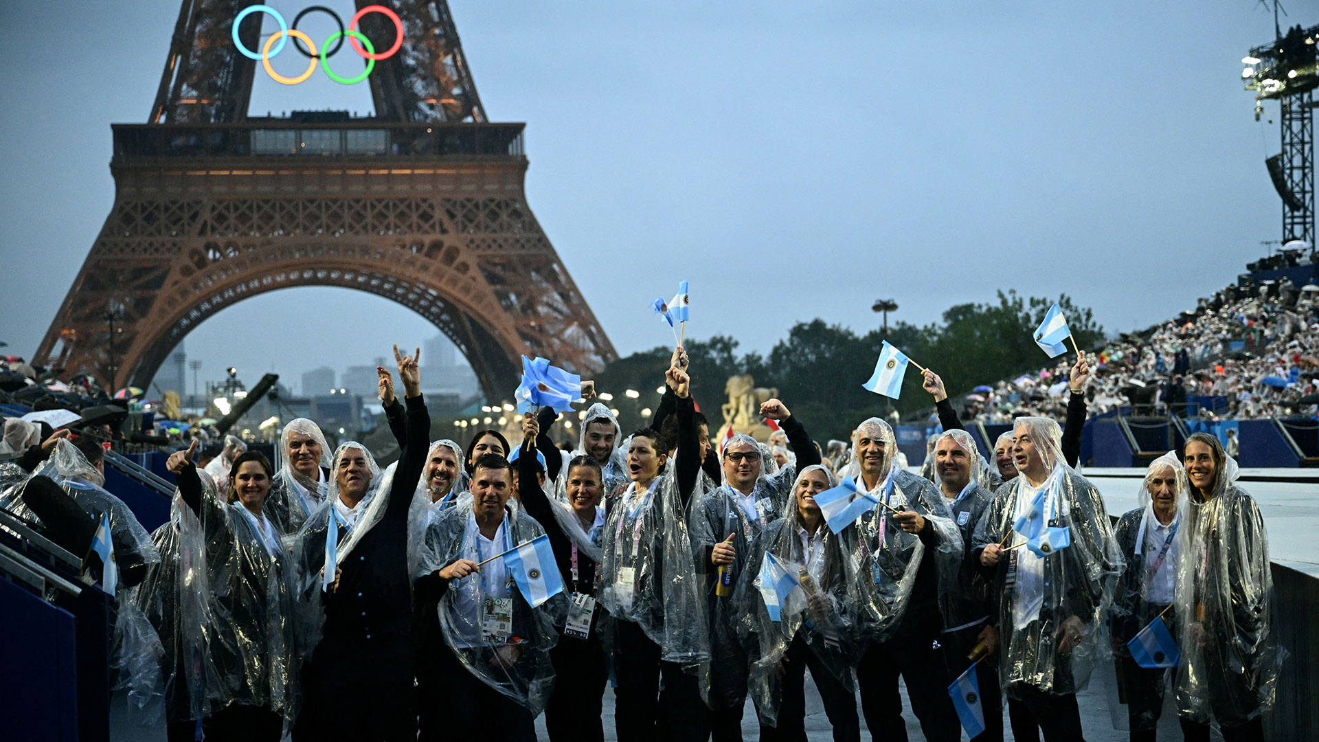 Ολυμπιακοί Αγώνες: Οι θεατές αποχωρούν από την Τελετή Εναρξης λόγω της έντονης βροχόπτωσης